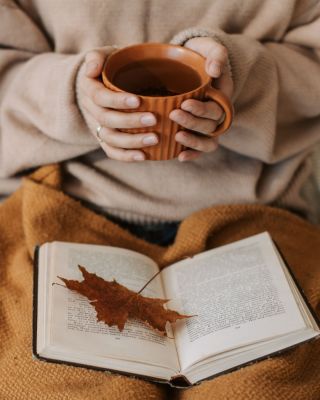 🔥 Képzelje el: hűvös őszi este, kint szél és eső, Ön otthon takaróval, könyvvel és egy csésze illatos teával. 🍂☕...