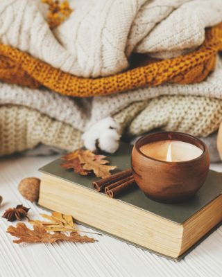 A gyertya meleg fénye, egy jó könyv a kézben és egy csésze illatos tea... 🍵 Ezek azok a pillanatok, amikor megáll az idő,...