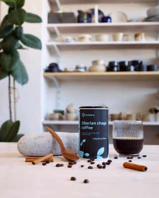 ☕🍄 Miért érdemes kipróbálni a Herbatica szibériai csagás kávéját? ✨ Ha olyan megoldást keres, amely ötvözi a reggeli kávé...